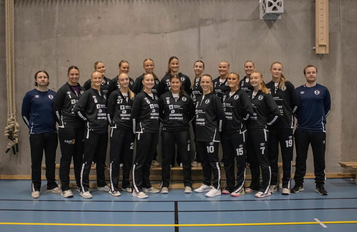 Elverum Håndballs damelag er blant de Elverums supportere ser på MyGame. Foto: Fotolinja ved Elverum Folkehøgskole.